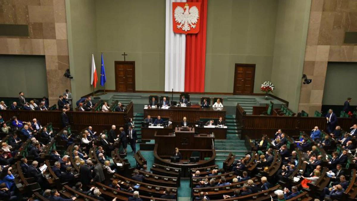 Nowy sondaż. PiS zyskuje na zjednoczeniu opozycji, koalicja uderza w Kukiz'15