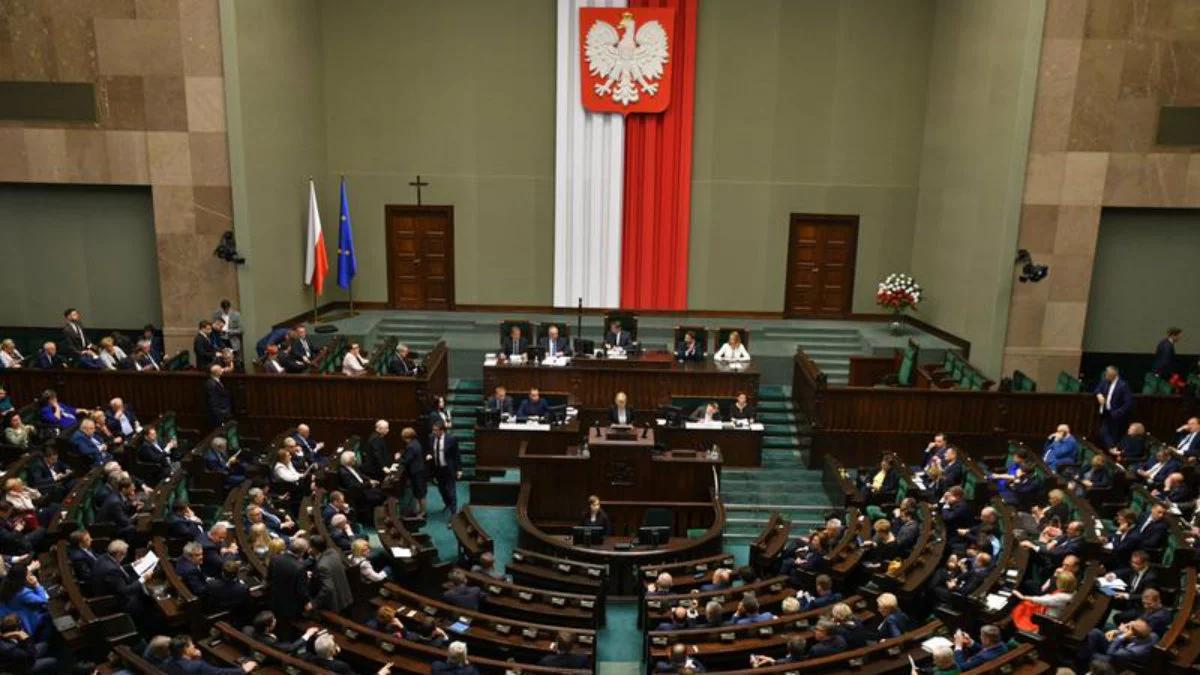 Sondaże IBRiS: PiS wygrywa z każdą formułą opozycji. Ponad 40 proc. poparcia