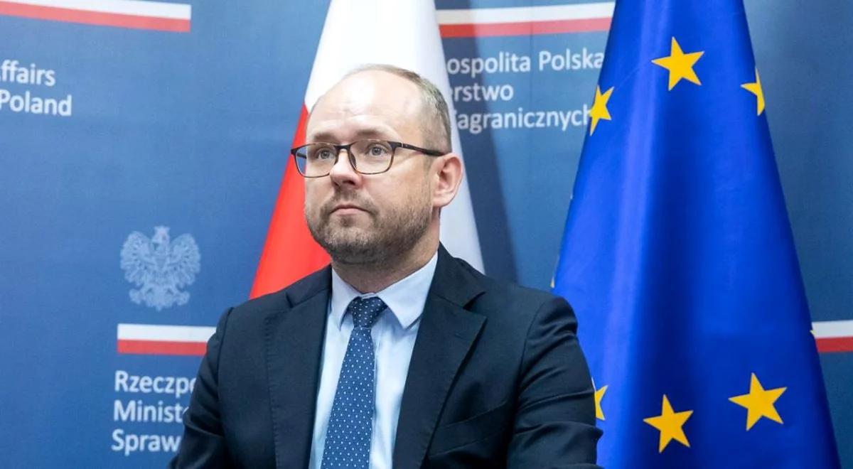 "Autorytarny reżim używa ludzi jako narzędzia do destabilizacji". Wiceszef MSZ o sytuacji na granicy