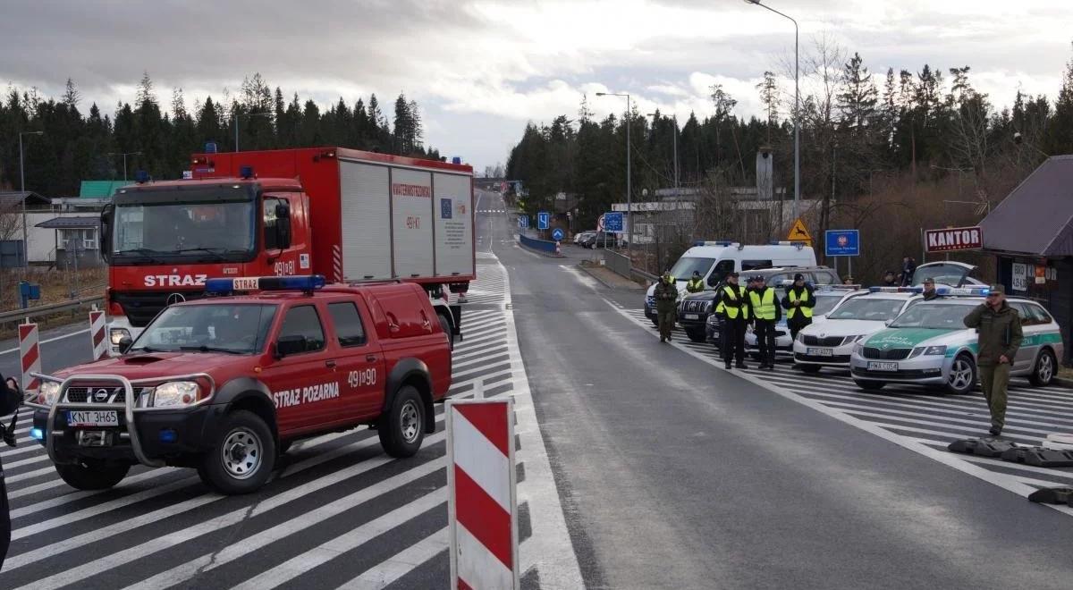 Mierzą temperaturę podróżnym, dostarczają żywność. Strażacy pomagają w walce z epidemią