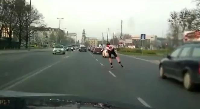 Slalomem między autami. Szalony rajd rolkarza [wideo]