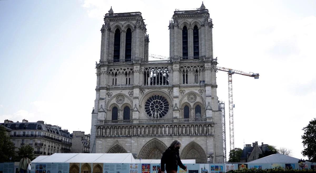 Druga rocznica pożaru w katedrze Notre-Dame w Paryżu. Świątynię odwiedzi prezydent Francji