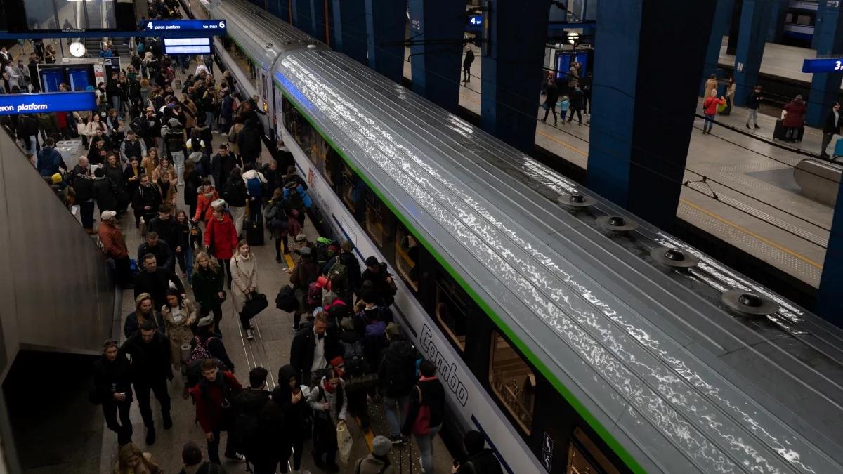 Wydłużone składy, informatorzy na dworcach. PKP szykuje się na szturm pasażerów w długi weekend