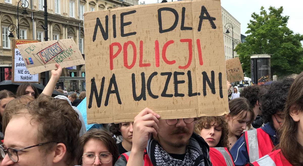 Palestyńska flaga na bramie UW po pacyfikacji protestu. Rektor wysuwa oskarżenia o przemoc