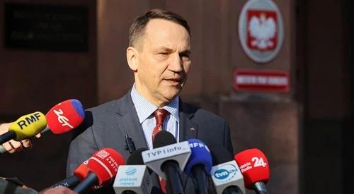 Szef MSZ Radosław Sikorski pod...