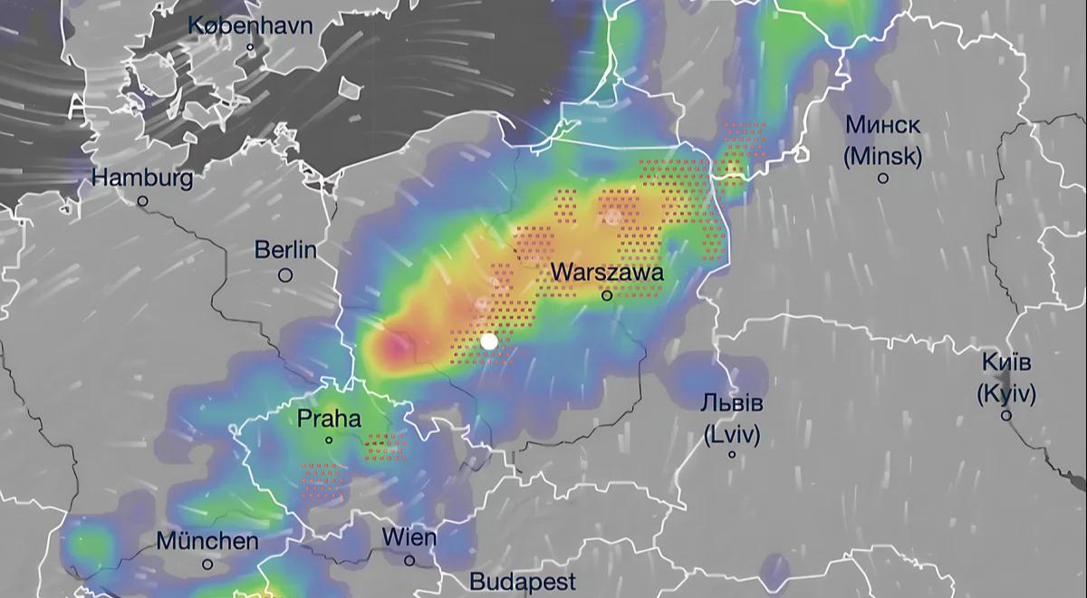 Burzowy front z potężną ulewą przetoczy się przez Polskę. Zrobi się też gorąco