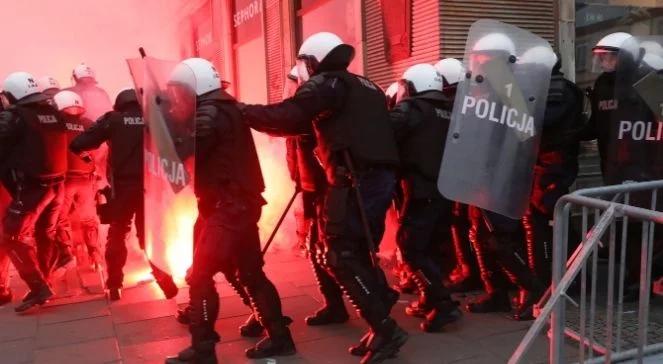 Rzucał kostką brukową w policjantów na Marszu Niepodległości. Sąd zdecydował o areszcie 