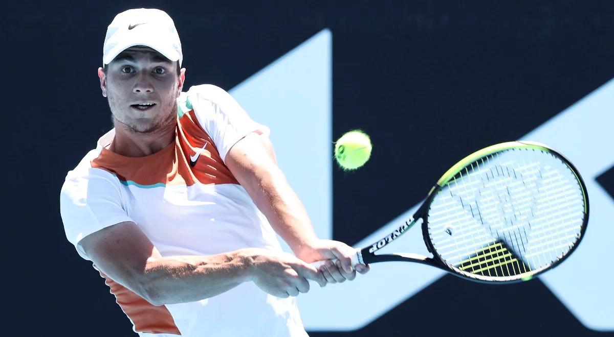 Australian Open: Serb skorzystał na wykluczeniu Djokovicia. Kecmanović idzie jak burza 