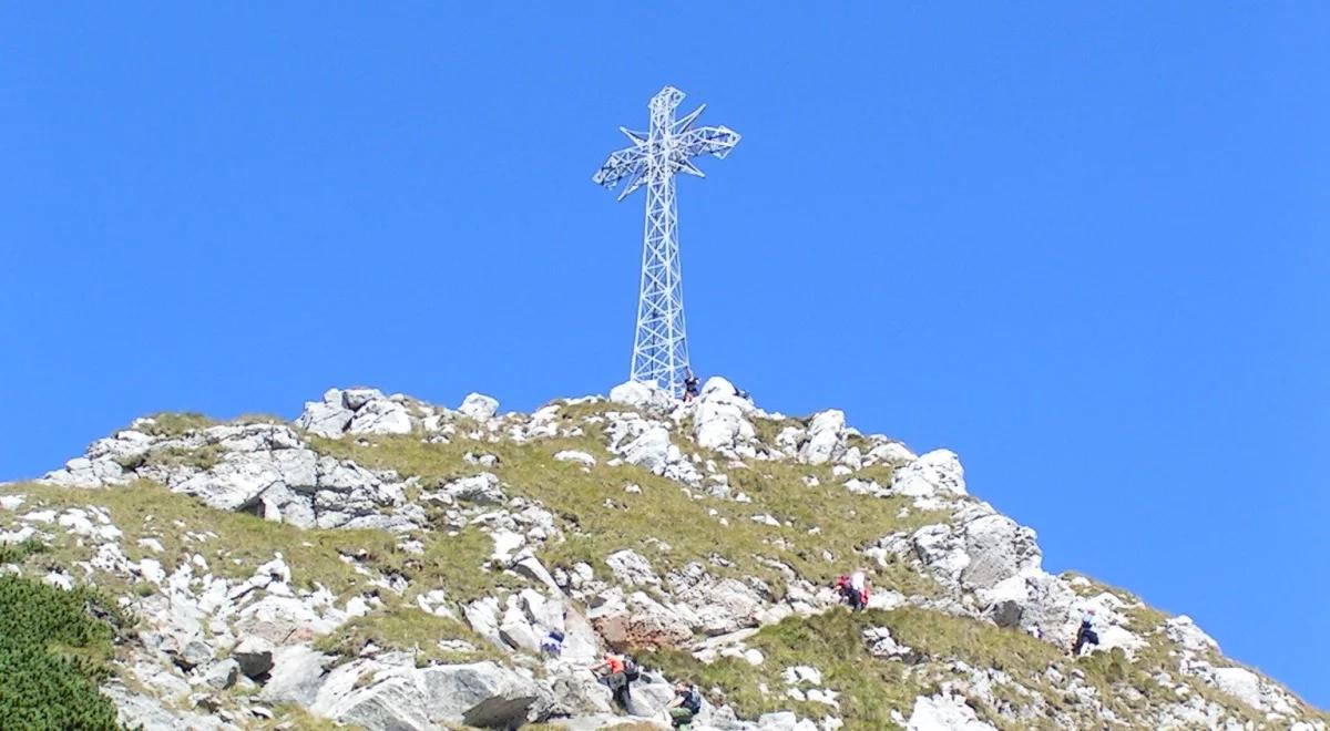 Giewont: na zabytkowym krzyżu zawieszono wielki baner Strajku Kobiet