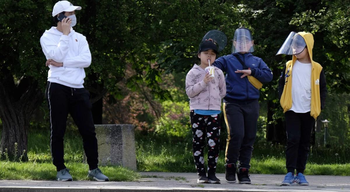 Naukowcy: przyłbice i maski z zaworami niewystarczająco zatrzymują koronawirusa