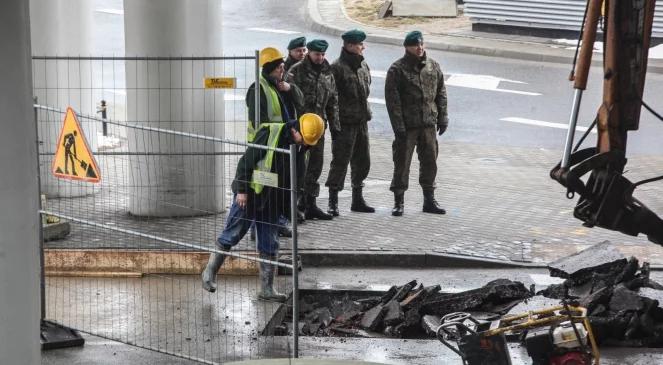 Bomba na Okęciu okazała się...wielkim głazem