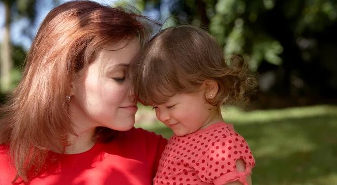 CBOS: więź z matką silniejsza niż z ojcem