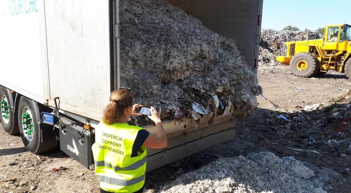 Śląska Policja przechwyciła nielegalny transport śmieci. Jechały z Niemiec do Polski