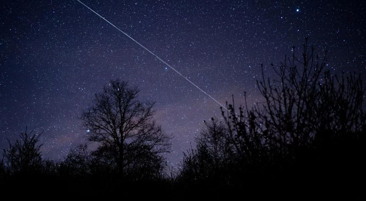 W nocy unikatowe widoki nad Polską. Kosmiczny pociąg na niebie