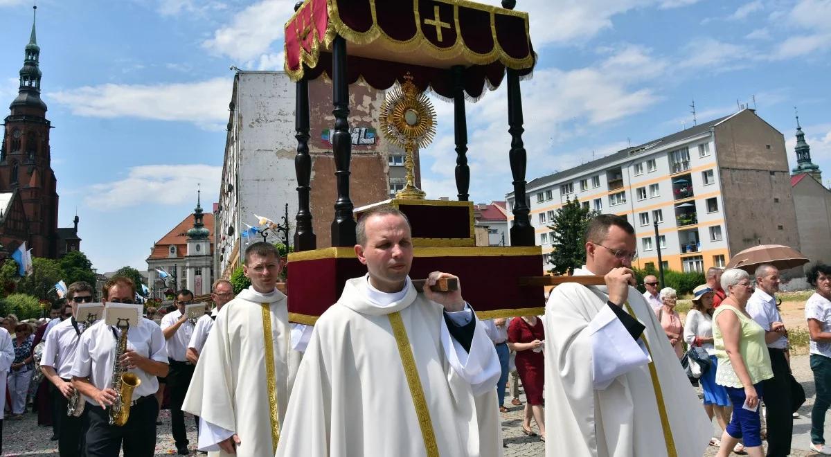 Procesje ograniczone, lub wewnątrz kościołów. Boże Ciało w czasie pandemii