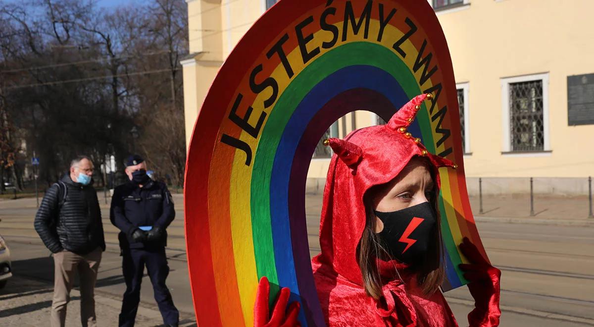 A mnie ta tęcza obraża. Felieton Magdaleny Złotnickiej