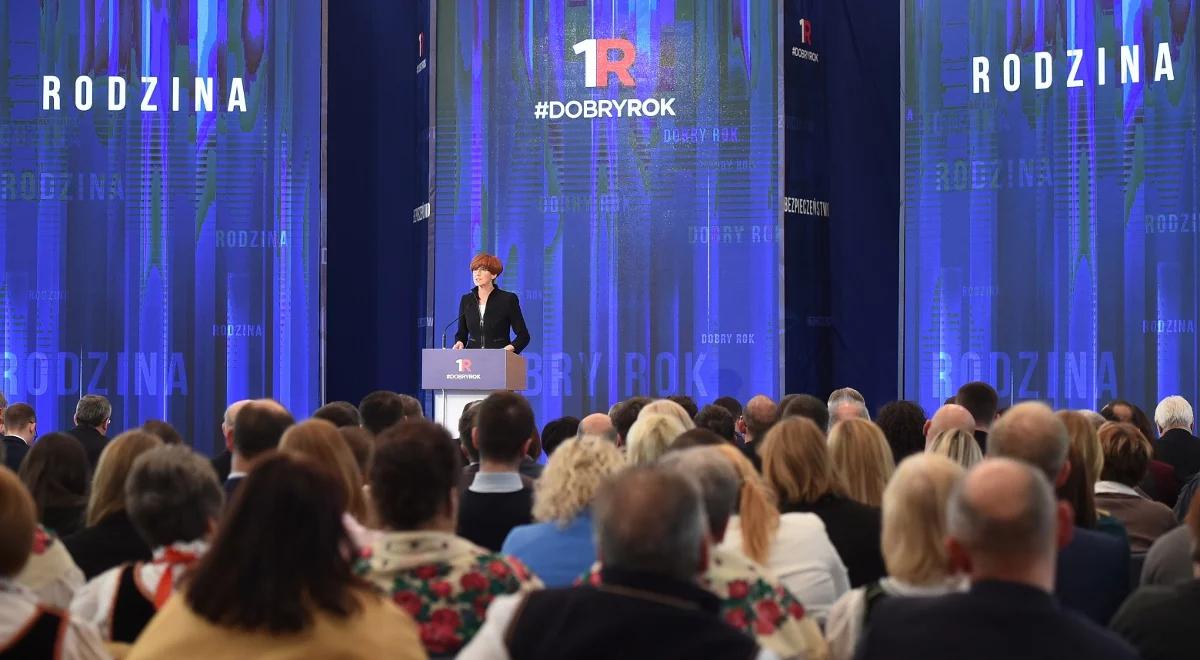 Rok rządów PiS: Rodzina 500+, minimalna stawka godzinowa, podwyżka płacy minimalnej i najniższych emerytur