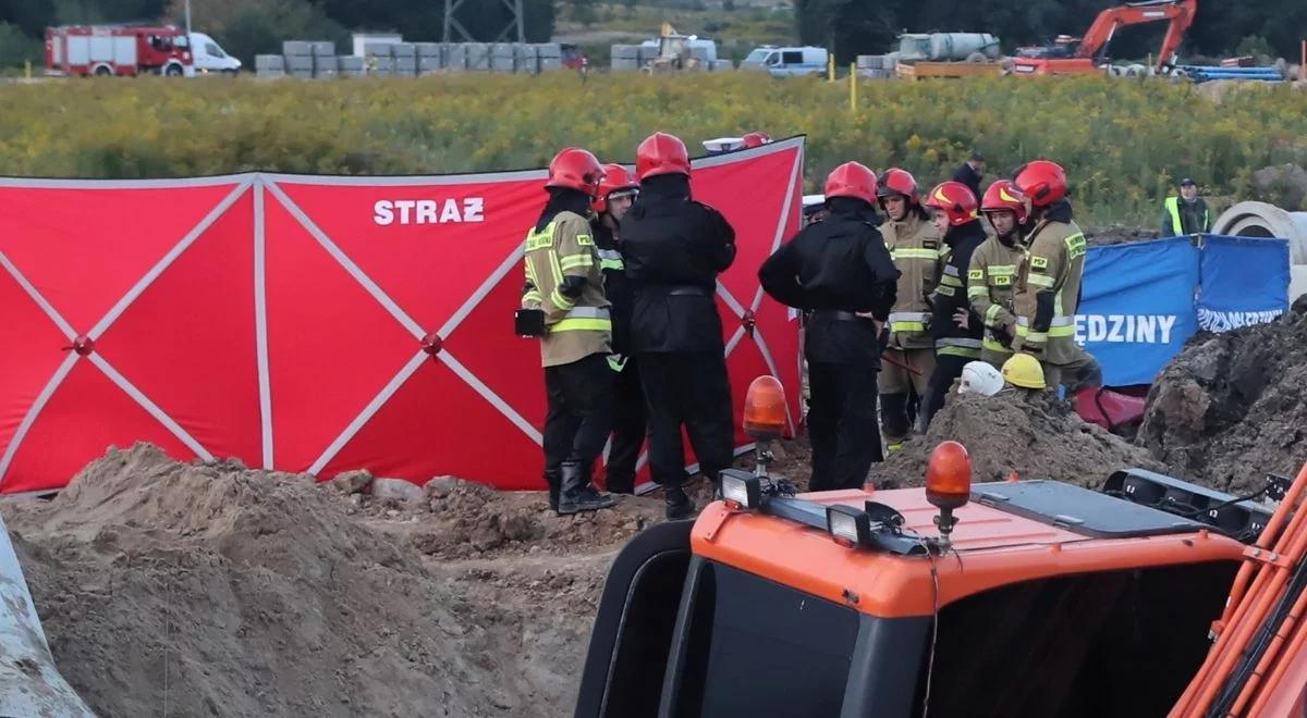Tragiczny wypadek przy budowie kanalizacji. Do wykopu wpadło czterech mężczyzn, dwóch z nich nie żyje