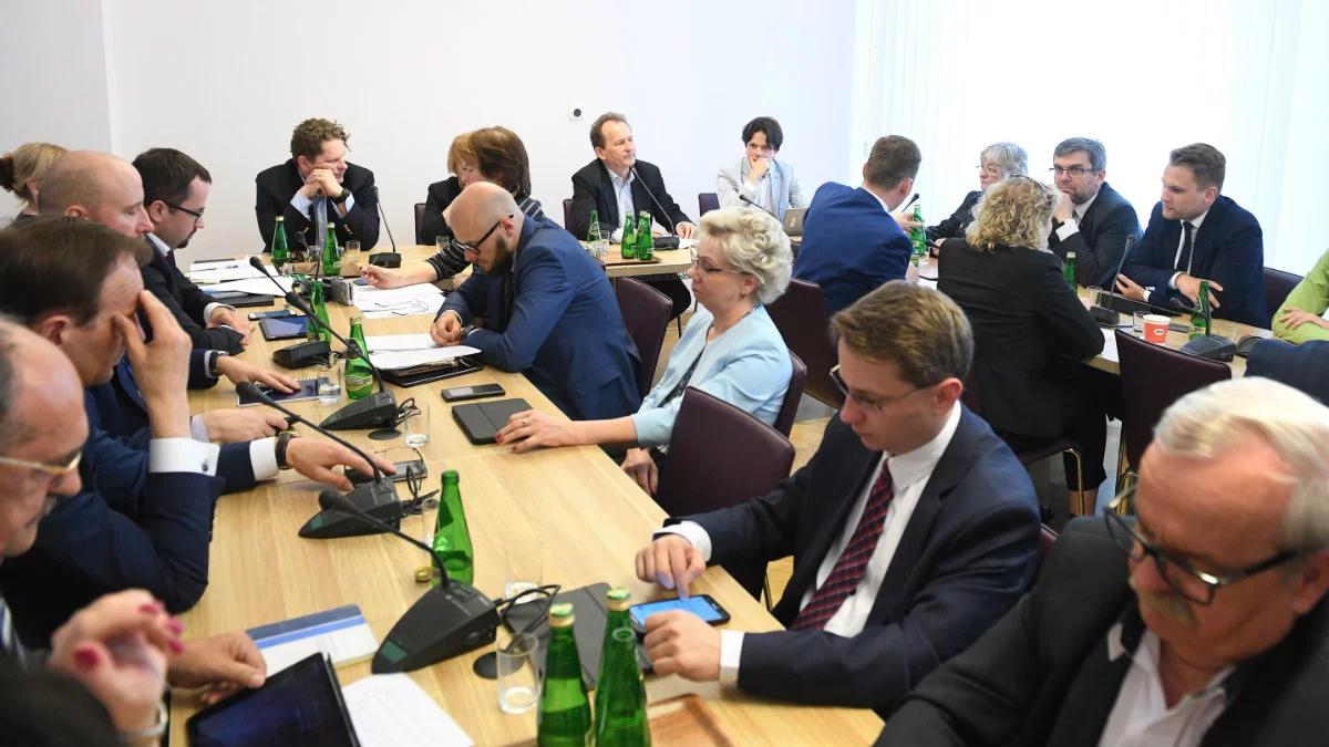 Obniżka uposażeń ominie samorządowców? Projekt ustawy na sejmowej komisji
