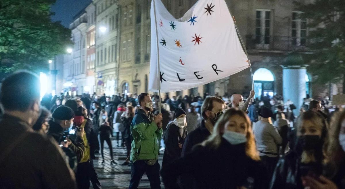 Wulgaryzmy podczas protestów społecznych. Polacy powiedzieli, co o nich myślą