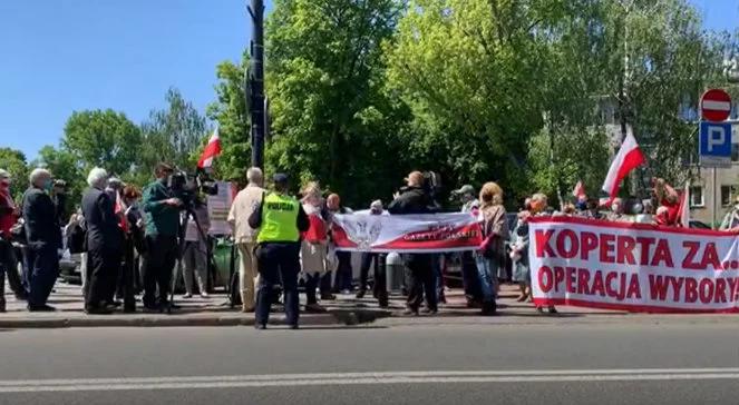 "Chcemy wyborów", "Grodzki musi odejść". Protest klubów "Gazety Polskiej" przed Sejmem