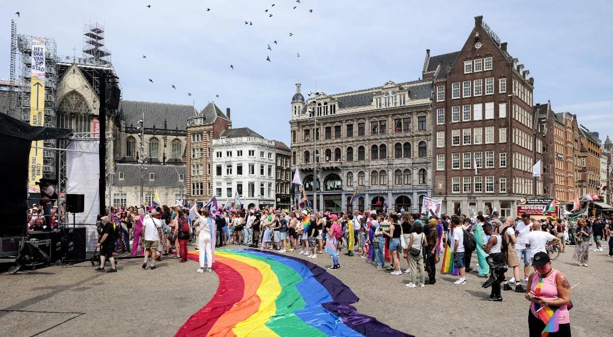 Amsterdam szokuje turystów. Dopisuje im do cen "podatek grozy"