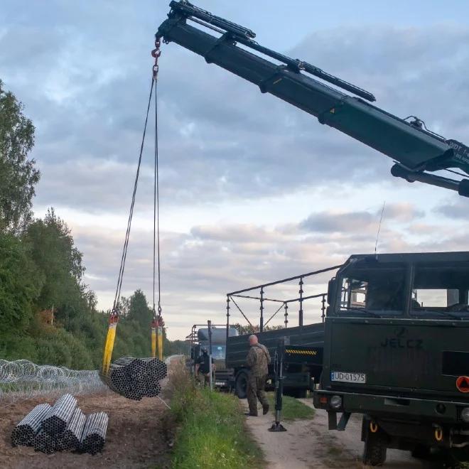 Wojsko dobudowuje kolejne kilometry ogrodzenia na granicy. Pod nim "rozłożone są trójwarstwowe zasieki"