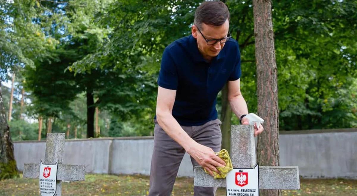 77. rocznica Powstania Warszawskiego. Premier Mateusz Morawiecki porządkował groby powstańców