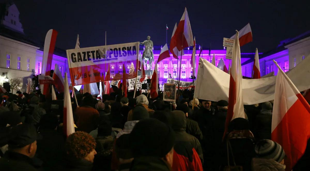 Demonstracja poparcia dla rządu przed Pałacem Prezydenckim