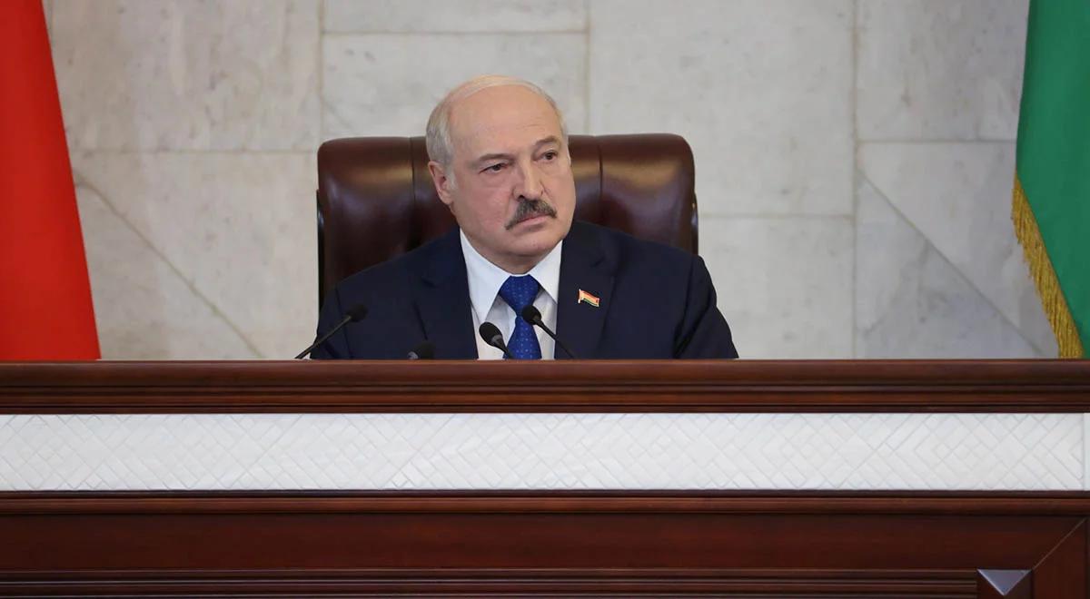 "Stał się wojskowym dyktatorem". Moskiewska gazeta o działaniach Łukaszenki