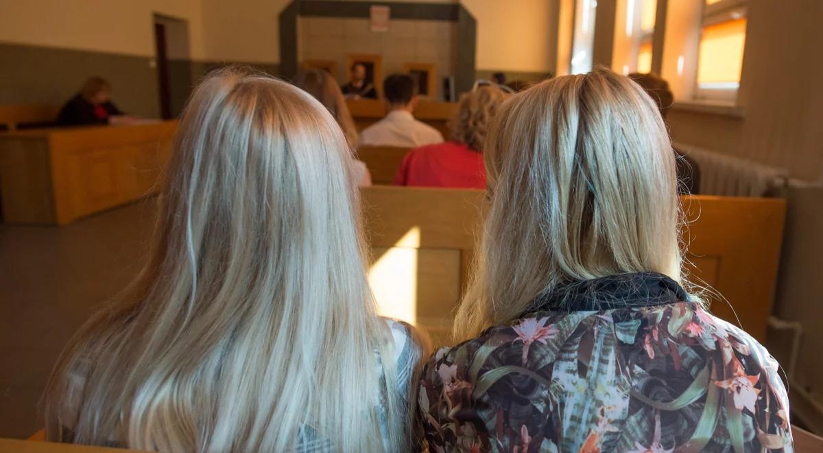 Obcinał kosmyki włosów kobietom jadącym komunikacją miejską. Łódzki "fryzjer" skazany