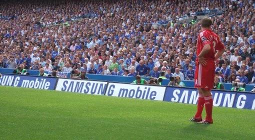 Premier League: ikona Liverpoolu na dłużej na Anfield Road