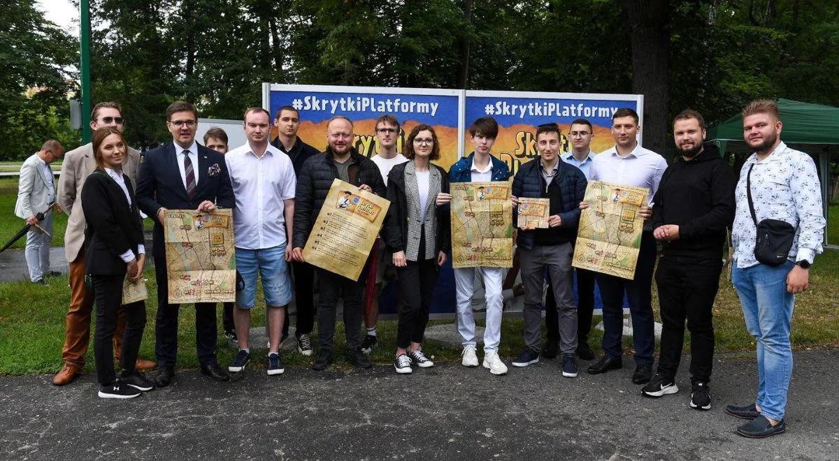 Akcja Skrytki Platformy w Elblągu. Ozdoba: dzisiaj Rada Ministrów Tuska mogłaby się odbyć w więzieniu