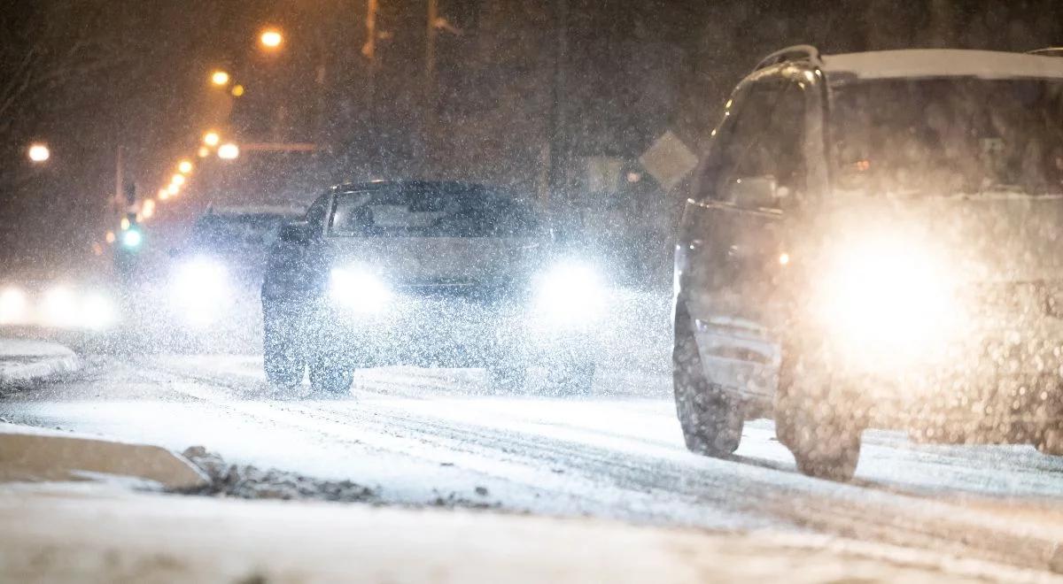 Śnieg, deszcz i błoto na drogach mogą utrudniać jazdę. GDDKiA apeluje do kierowców