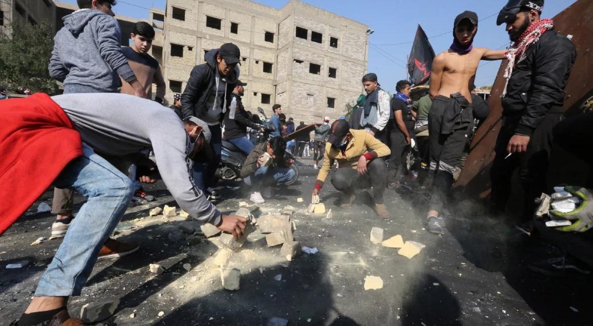 Irak: zablokowane drogi i strzały na ulicach. Kolejne starcia z siłami policji