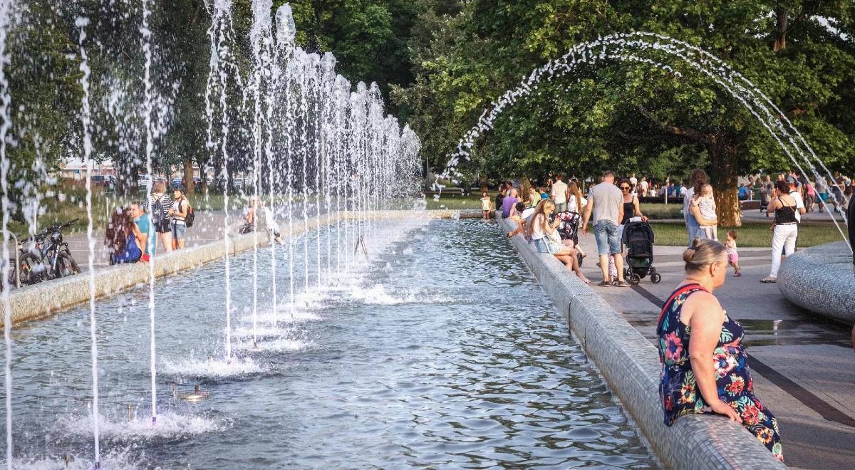 Upały nie ustępują. "Osoby, które źle znoszą takie temperatury, powinny chronić się w domu"