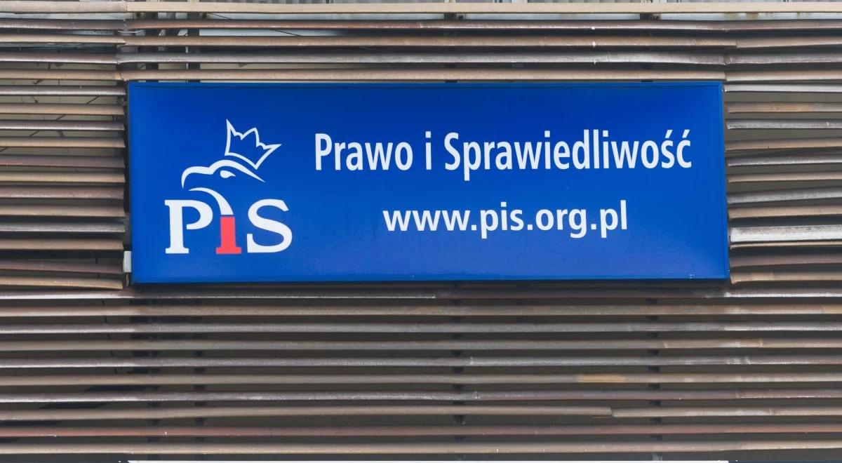 Atak na biuro posła PiS w Zgierzu. "Niech PO, zamiast agresji na wiecach, pokaże program"