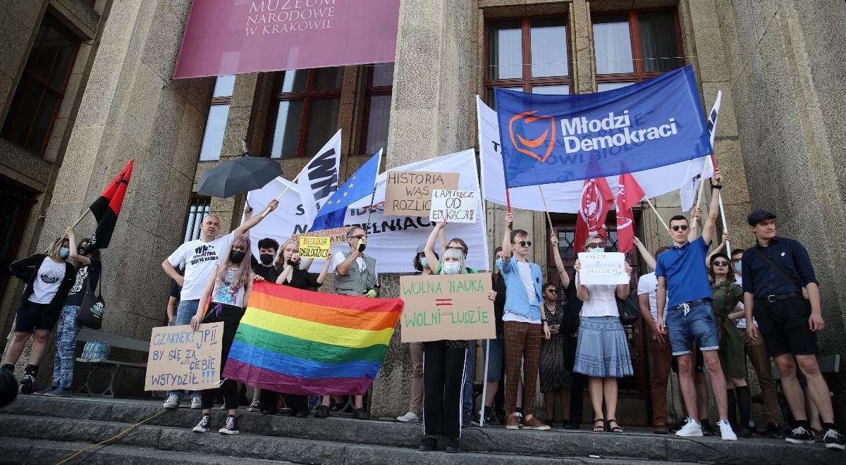 "Historia was rozliczy". Protest przedstawicieli m.in. środowisk akademickich przed Muzeum Narodowym
