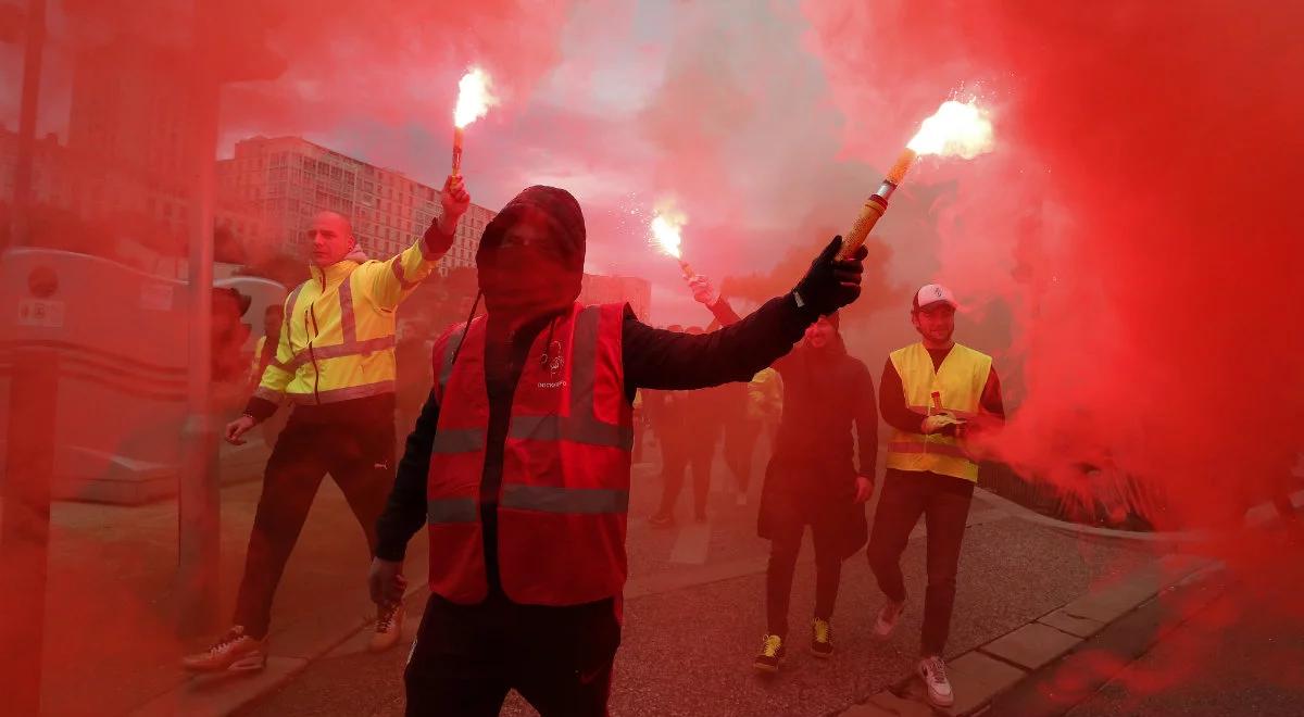Trwają protesty we Francji. Starcia protestujących z policją na dworcu w Paryżu