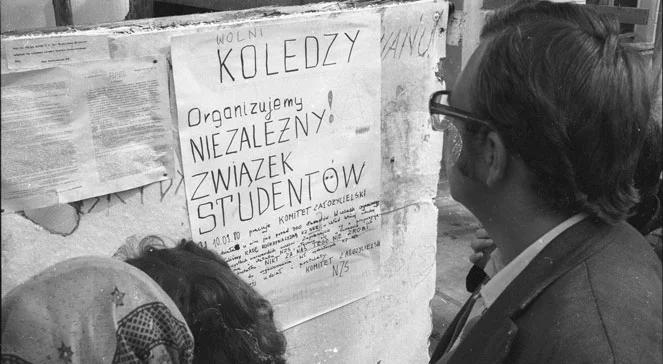 Apolityczny, zdecentralizowany i bezetatowy