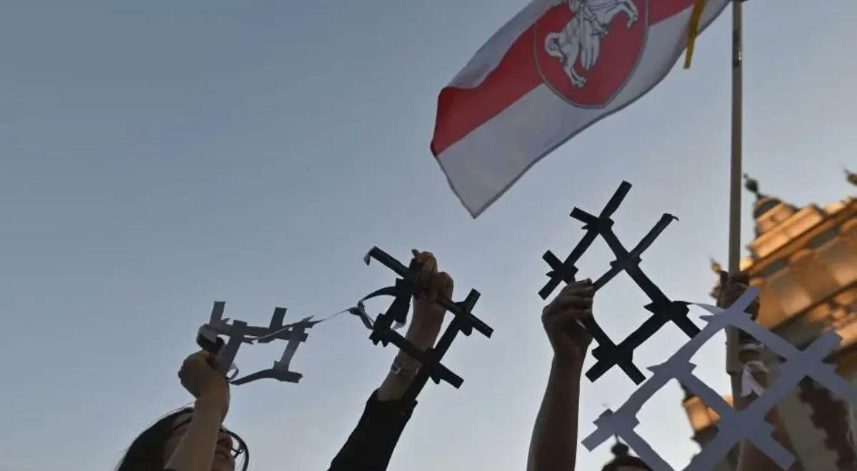 Białoruś: reżim niszczy opozycję. Służby weszły do setek domów byłych więźniów politycznych