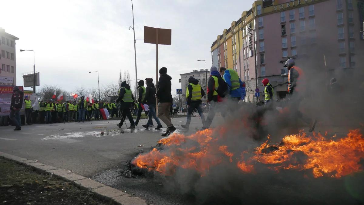 Nielegalny protest rolników w Warszawie. Zablokowany pl. Zawiszy