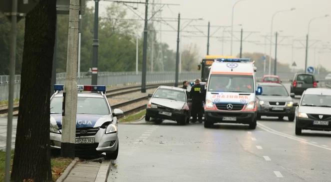 Wypadek radiowozu w Warszawie. Ranna kobieta