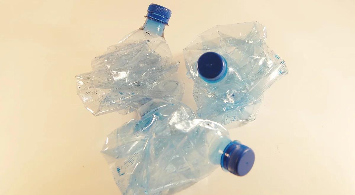 Musimy zwiększyć poziom recyklingu plastiku. Jedynym rozwiązaniem system kaucyjny?