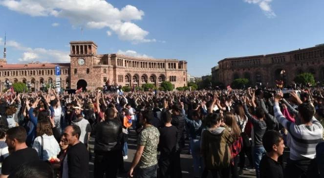 Armenia: transportery opancerzone na ulicach Erywania, protest na granicy w punkcie celnym