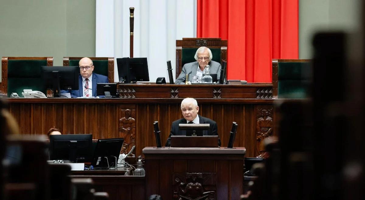 Prezes PiS proponuje referendum ws. migrantów. "Decyzja UE uderza w suwerenność Polski" 