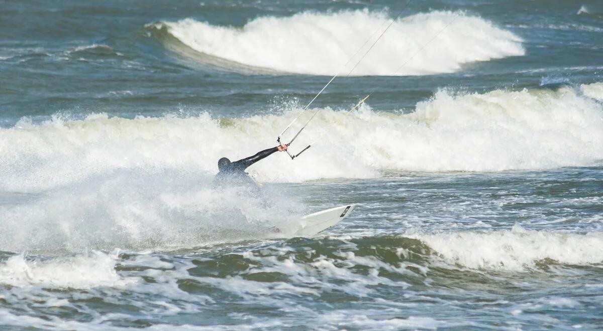 Jastarnia. Wiatr porwał kitesurfera. "Upadł z dużej wysokości"