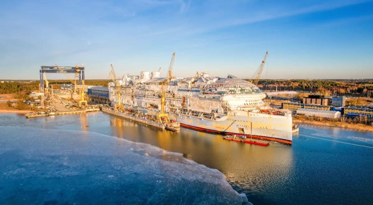 W Fińskiej stoczni powstał największy wycieczkowiec na świecie. Pasażerowie popłyną nim z początkiem roku