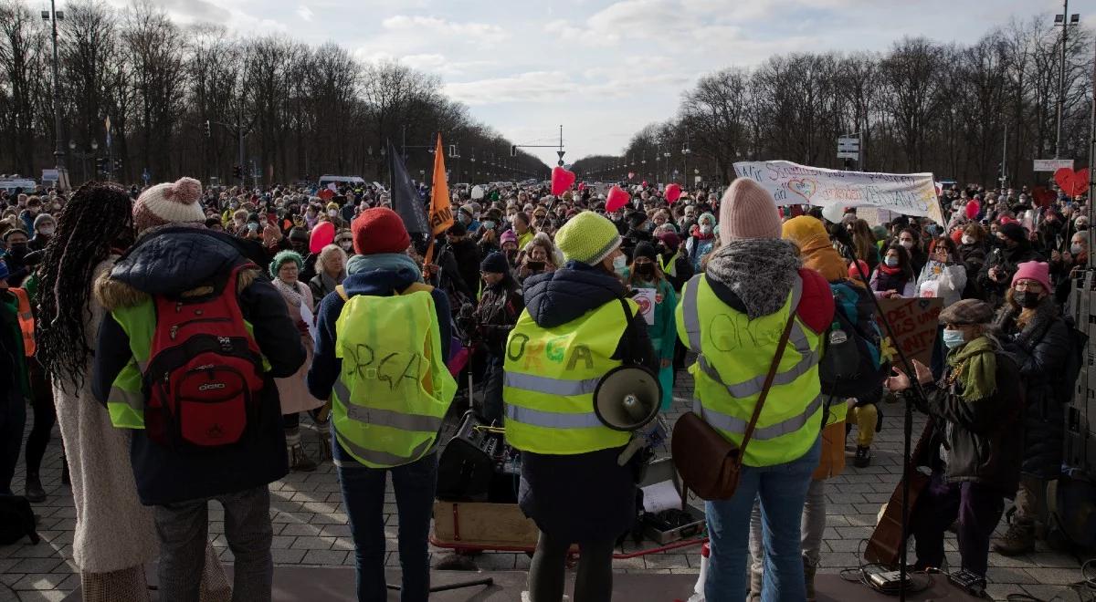 Protesty koronasceptyków w Niemczech. Jedna osoba przyszła z siekierą