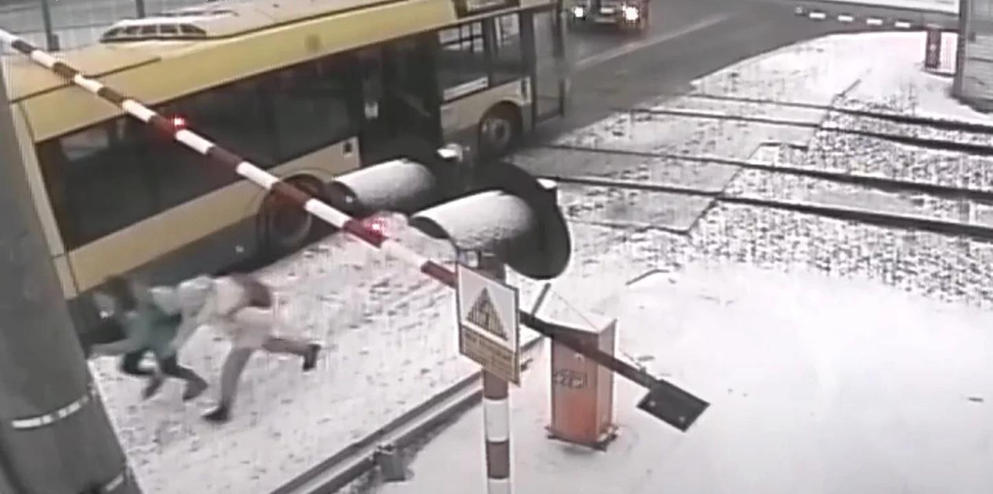 Dzieci uciekały w popłochu. Autobus utknął na przejeździe kolejowym [WIDEO]